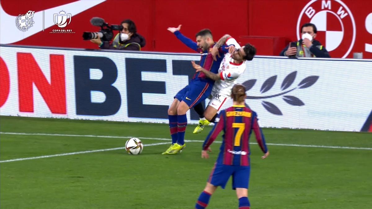 Así fue el penalti que reclamó Jordi Alba ante el Sevilla