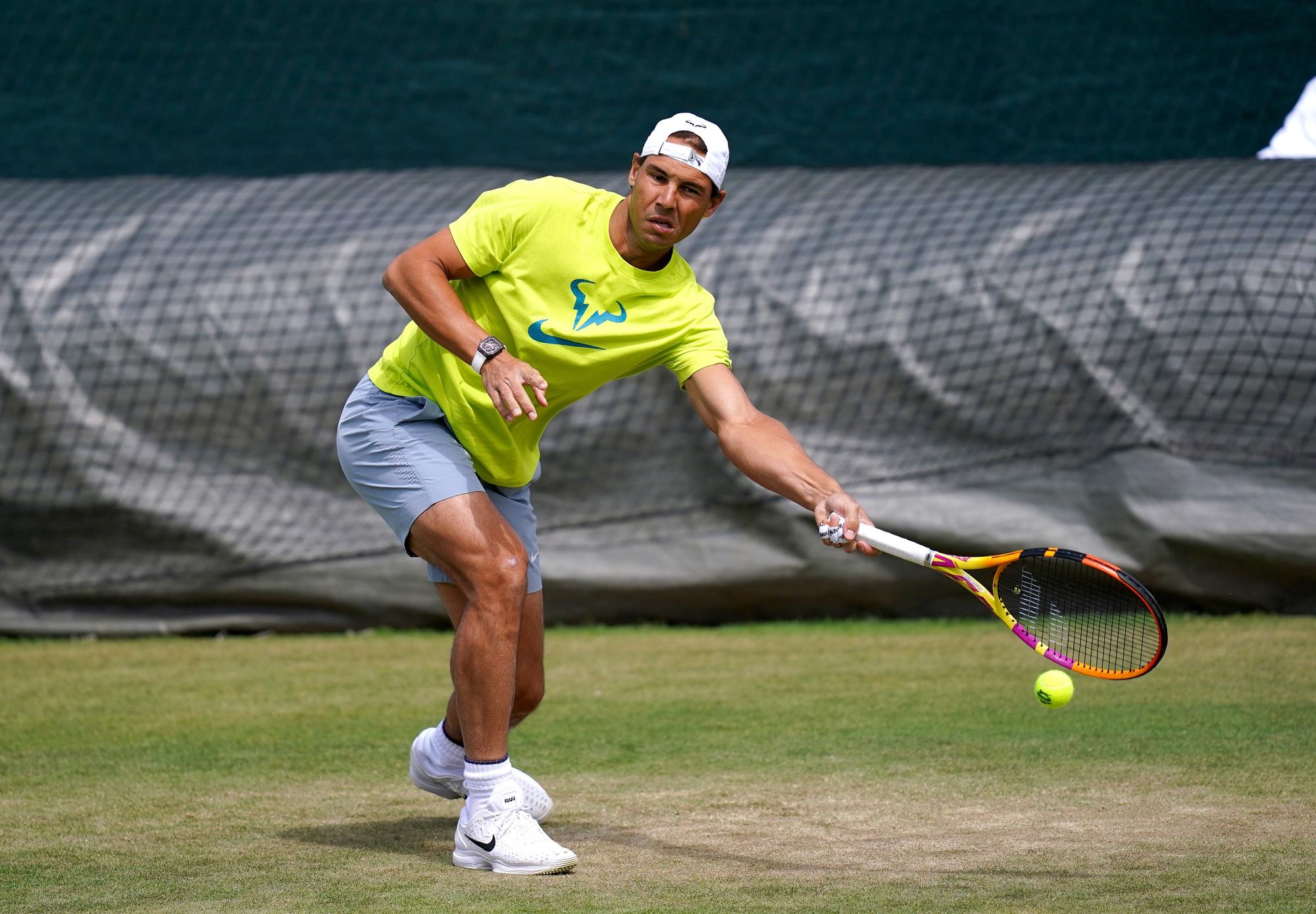 Rafa Nadal se prepara para su debut en Wimbledon.