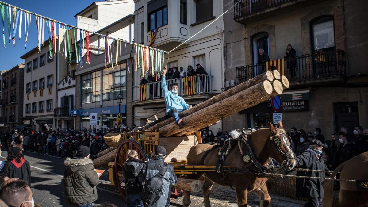 El passatger d’un dels carruatges de la cercavila aconsegueix endur-se una de les cintes | OSCAR BAYONA