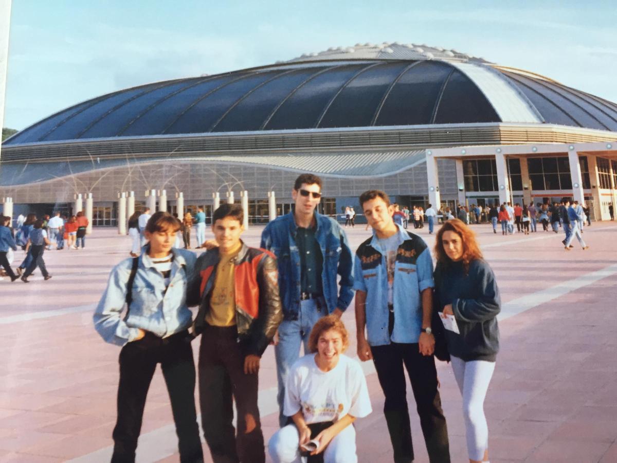 Voluntarios olímpicos frente al Palau Sant Jordi de Montjuïc