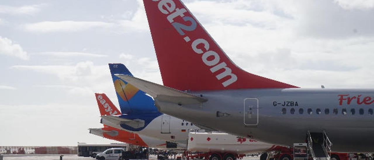 Aviones estacionados en el aeropuerto de Lanzarote.