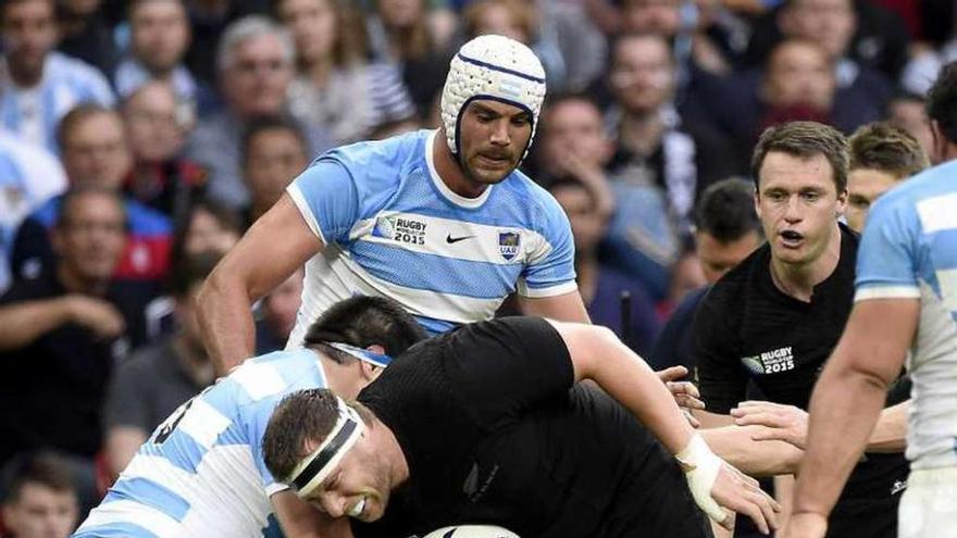 El All Black Wyatt Crockett carga con el balón durante el partido. // Efe