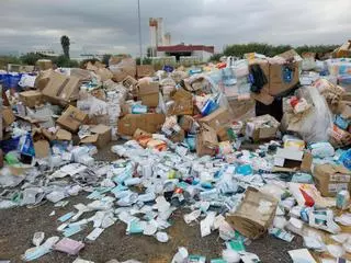 Así han quedado las cajas con donaciones de la dana en la campa de Algemesí