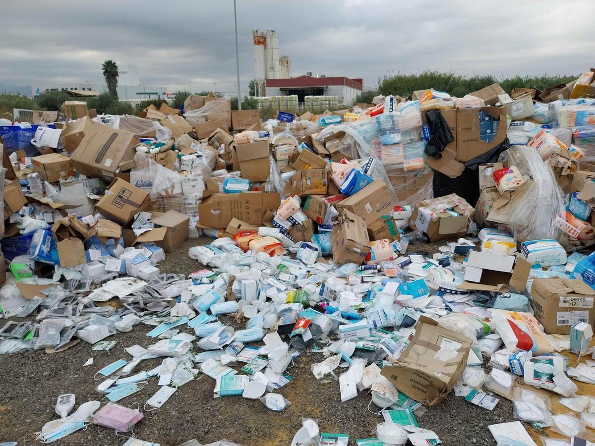 Así han quedado las cajas con donaciones de la dana en la campa de Algemesí