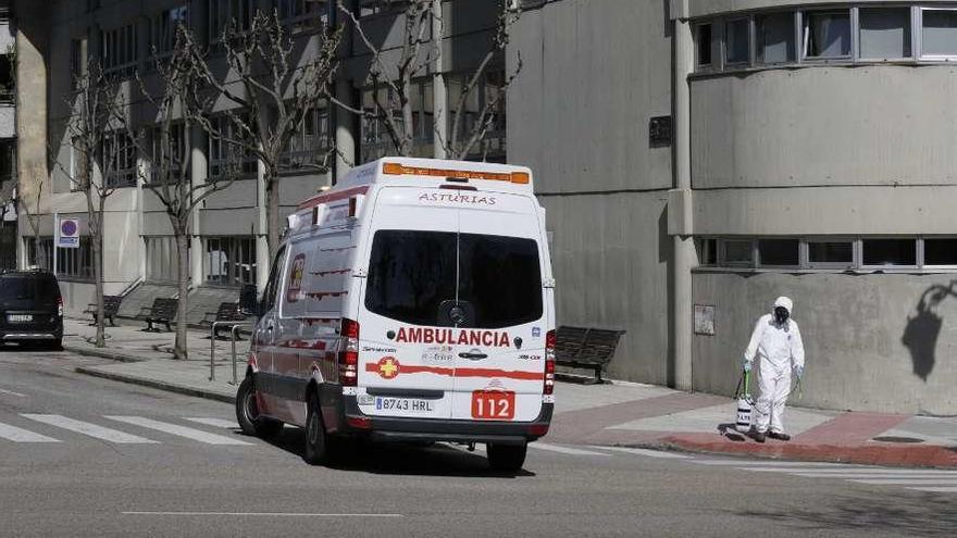 Un operario, durante las labores de higienización del exterior de la residencia Santa Teresa de Oviedo.