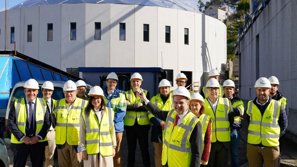 El alcalde de Vigo, Abel Caballero, durante su visita a las instalaciones de la nueva potabilizadora, donde estuvo acompañado por los concejales Mª José Caride, Elena Espinosa y Javier Pardo, además de representantes de Aqualia.