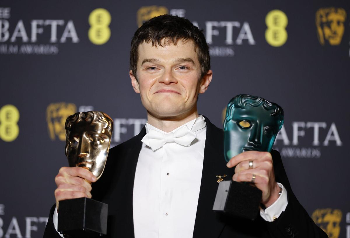 LONDON (United Kingdom), 22/02/2026.- British actor Robert Aramayo poses with his awards for Leading Actor for 'I Swear' and the EE Rising Star Award during the EE BAFTA Film Awards 2026 at the Royal Festival Hall in London, Britain, 22 February 2026. The ceremony is hosted by the British Academy of Film and Television Arts (BAFTA). (Cine, Cine, Reino Unido, Londres) EFE/EPA/TOLGA AKMEN