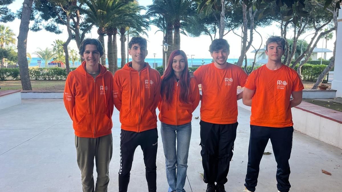 NIcolás Soriano, Javier Costa, Ingrid Malo, Izan Fernández y Pau Ramos, ayer en el Albergue Argentina.