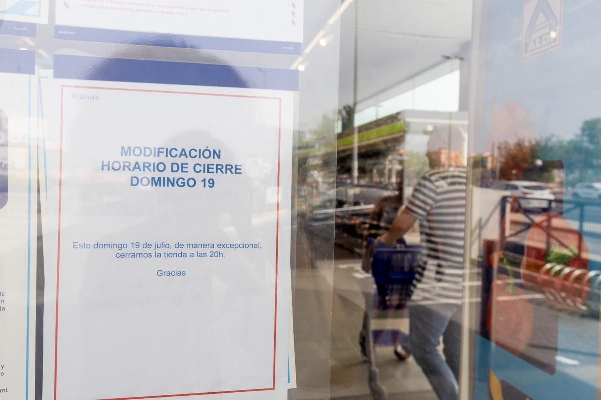 Anuncio con la modificación del horario de cierre de un supermercado el día de la final España-Argentina.