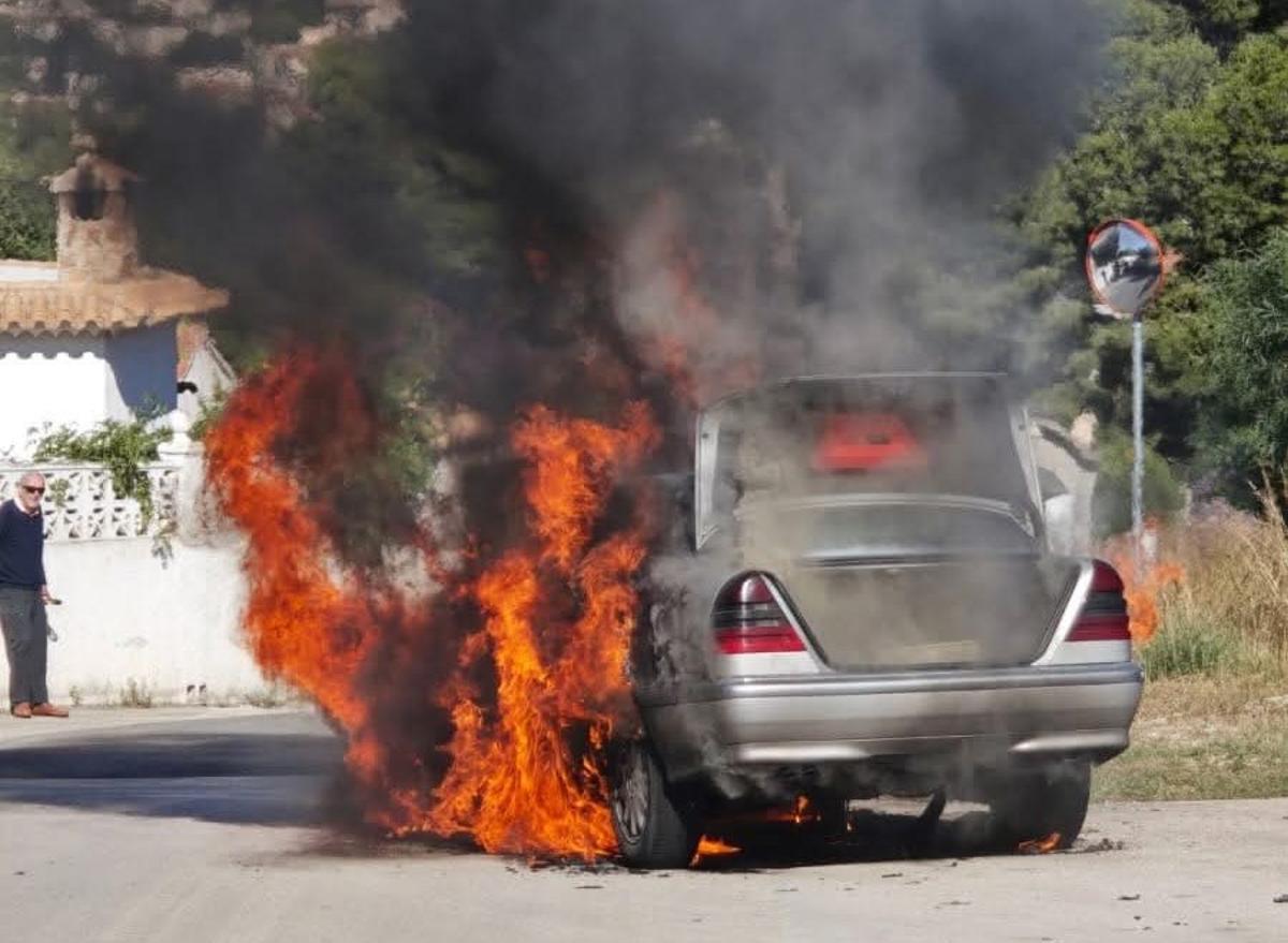El coche, envuelto en fuego