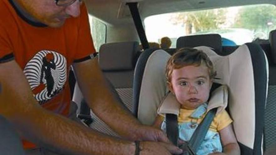 Los niños que midan menos de 1,35 metros no podrán viajar en el asiento delantero del coche