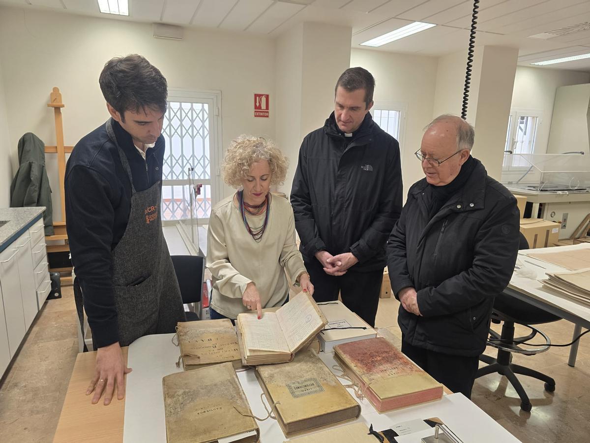 El párroco de Sedaví y el delegado de patrimonio del Arzobispado de Valencia visitan el Palacio de Cervelló, donde se está realizando la restauración.