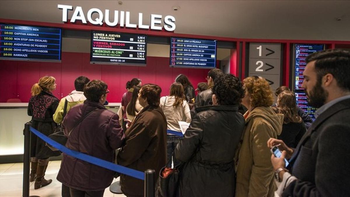 Los espectadores hacen cola en los multicines las Arenas de barcelona, el pasado mes de abril durante la 'fiesta del cine'