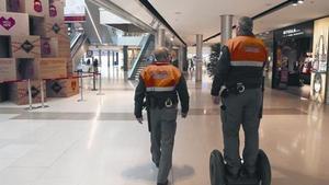Vigilantes de seguridad privada en un centro comercial de Barcelona.