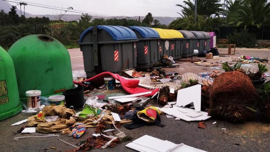 La basura, desperdigada.