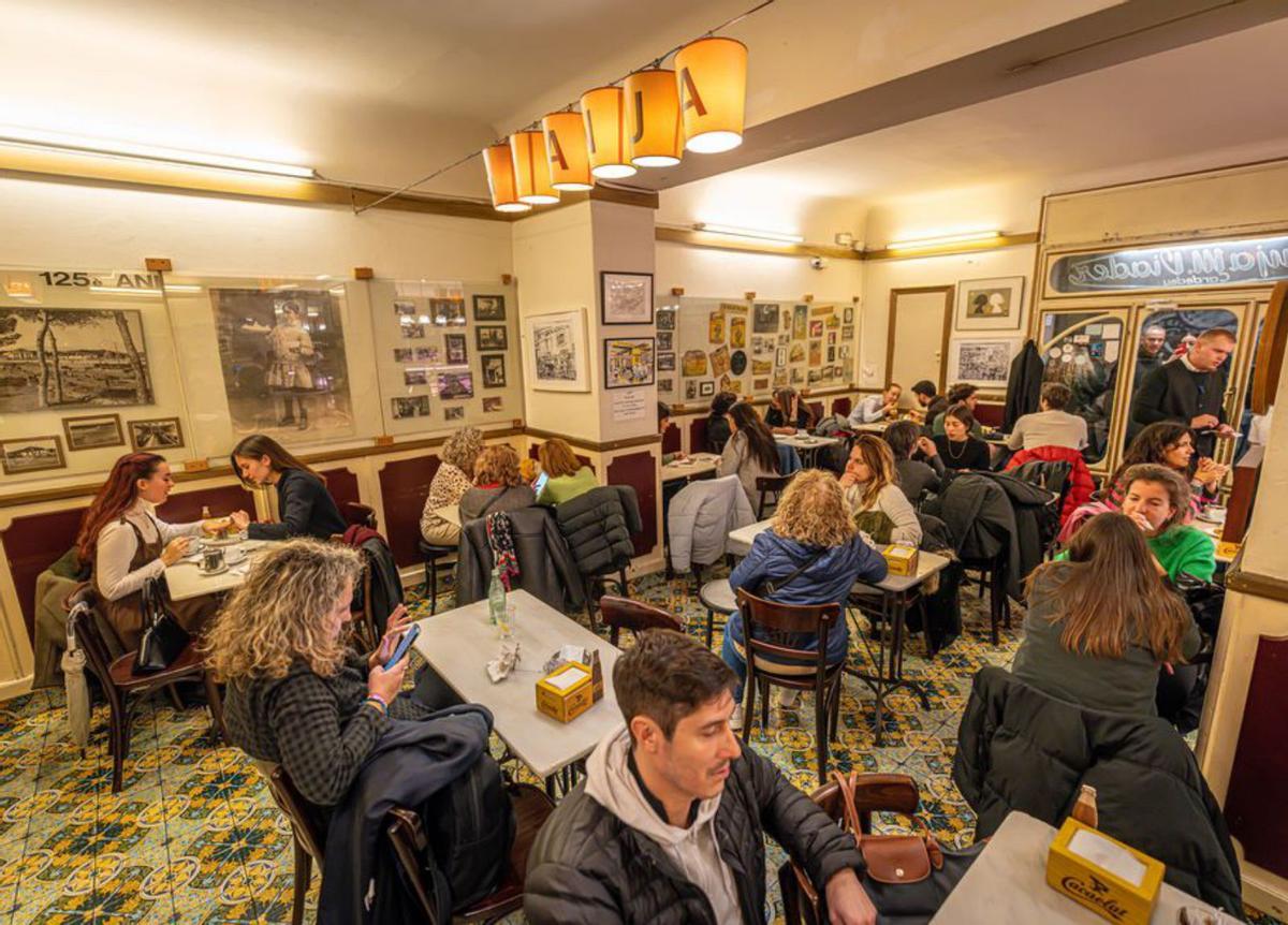 Els comerços històrics estrenen il·luminació i ruta Els comerços històrics estrenen il·luminació i ruta