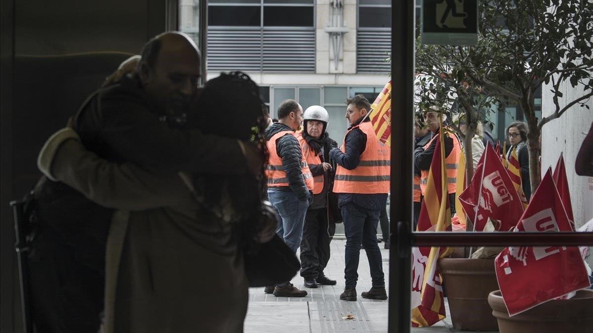 Trabajadores de la DGAIA protestan a las puertas de la sede de la Conselleria de Treball, Afers Socials i Famílies.