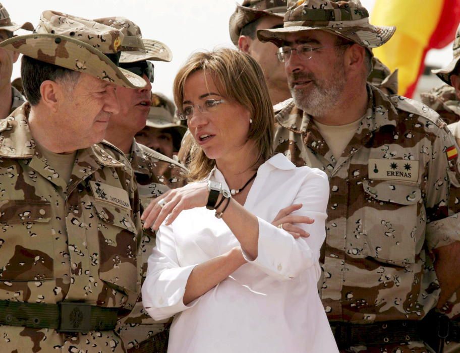 Chacón, en su época como ministra de Defensa, conversa con dos militares. EFE