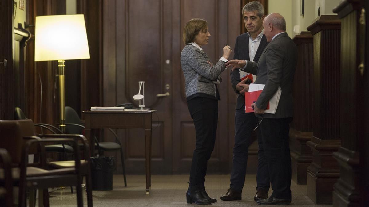 Los letrados Antoni Bayona (centro) y Xavier Muro hablan con la presidenta del Parlament, Carme Forcadell.