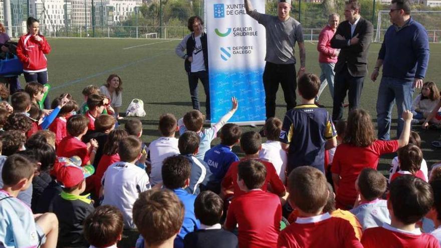 John Guidetti conversa con los jóvenes jugadores del Alerta Navia. // José Lores