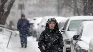 Alerta amarilla por nieve en Madrid, que amanece a -6 grados y con placas de hielo en las calzadas