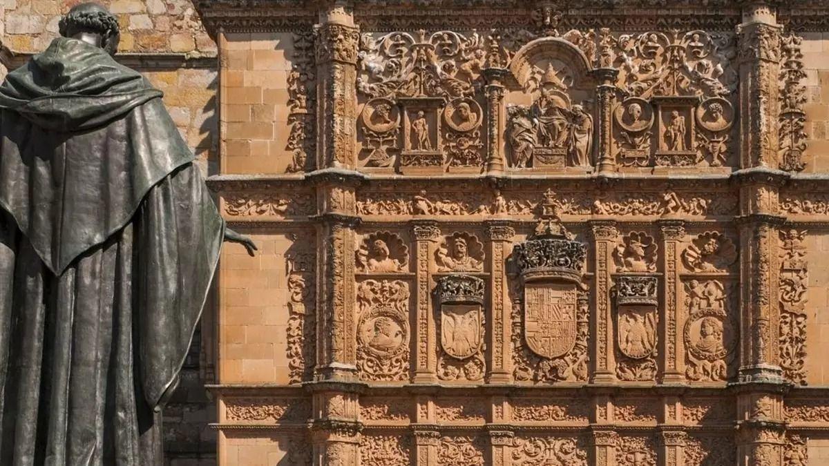 L’estàtua de Fray Luis de León davant de la Universitat de Salamanca, símbol de l’humanisme i de l’esperit universitari