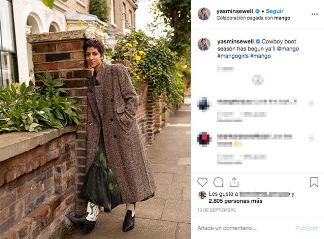 La experta en tendencias Yasmin Sewell lleva las botas 'cowboy' de flores de Mango con un look otoñal