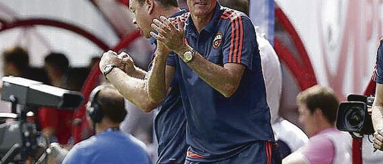 Onopko, en la banda, durante un partido del CSKA de Moscú.