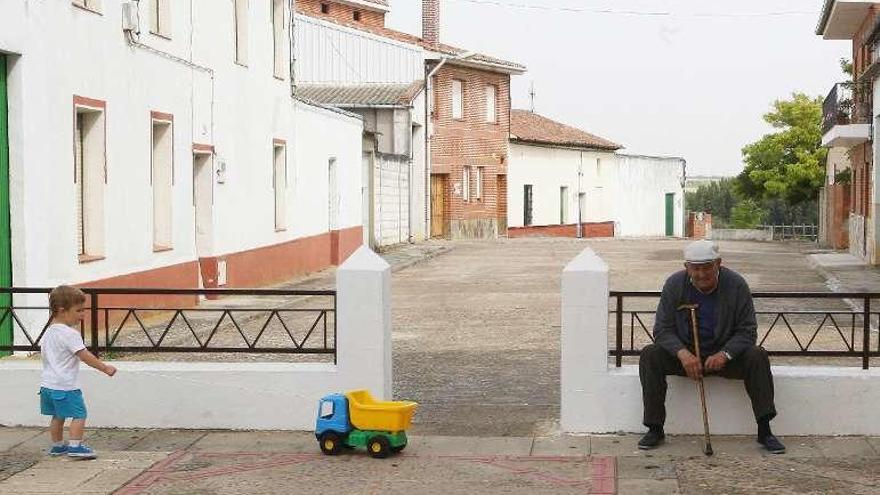 Un niño juega junto a una persona mayor en un pueblo de Valladolid.