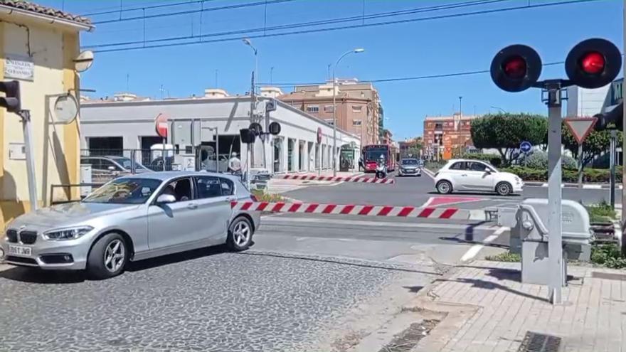 Sirenas y barreras bajadas en el paso a nivel de Moncada