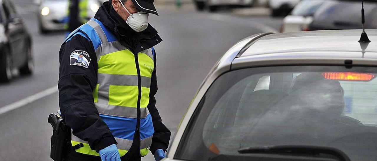 Un agente de la Policía Local informa a un conductor durante el estado de alarma.