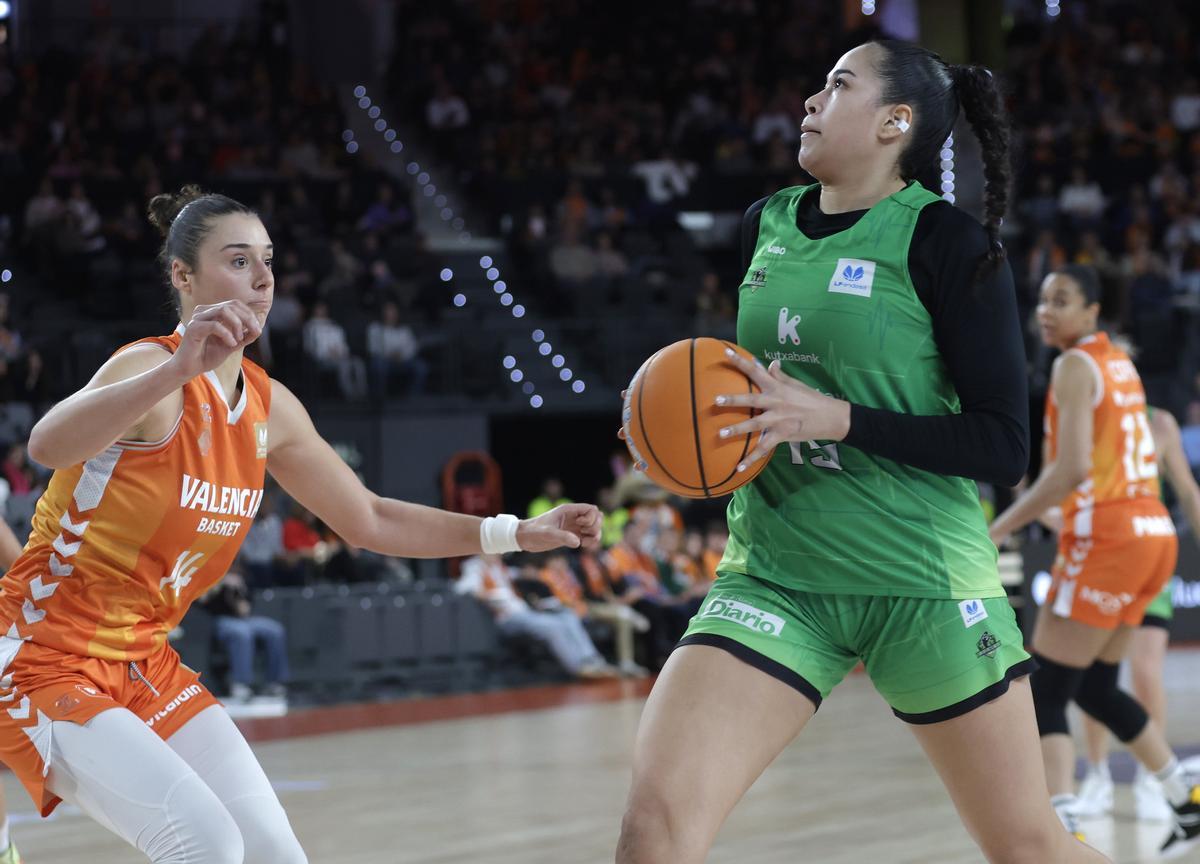 Noa Morro entra a canasta ante Raquel Carrera en el Roig Arena.