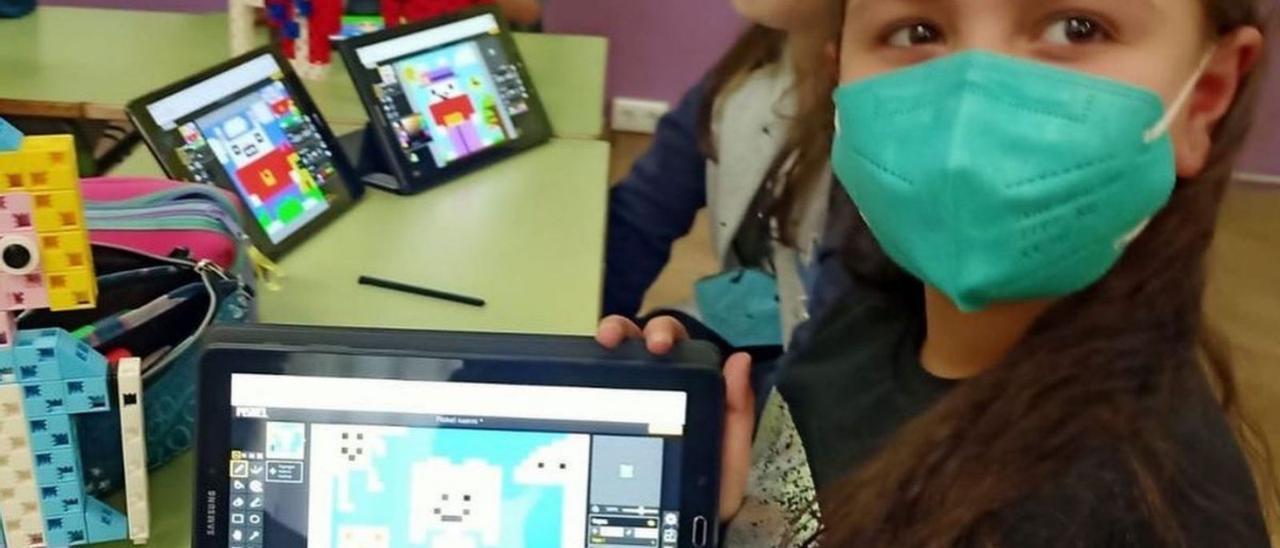 Una alumna del colegio de Rioturbio muestra en su tablet el diseño realizado de uno de los personajes.