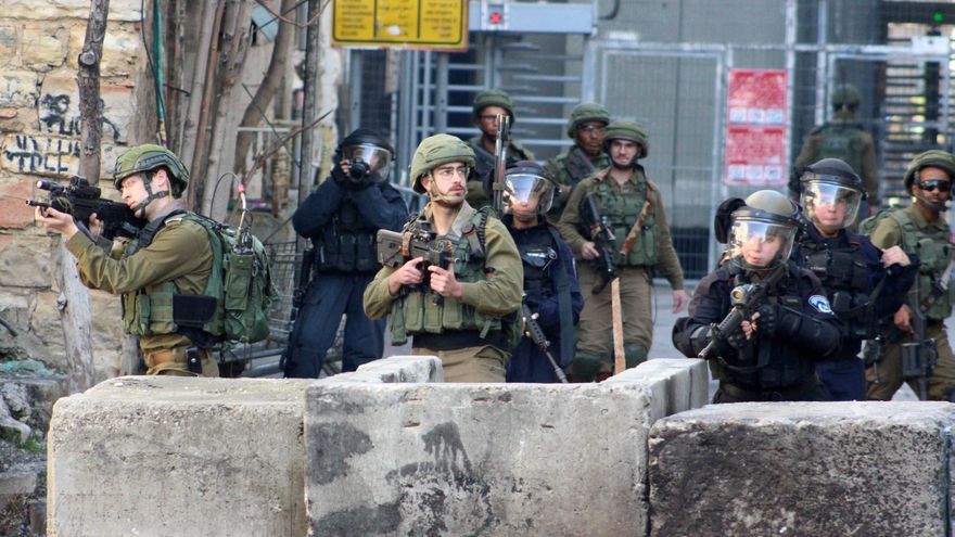 Miembros de las fuerzas de seguridad de Israel en Hebrón, Cisjordania.