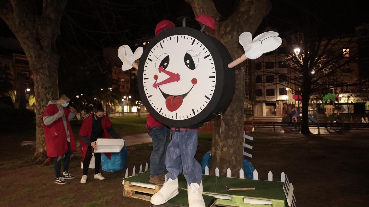 Noche de carnaval en Gijón: las charangas disfrazan a las estatuas de la ciudad