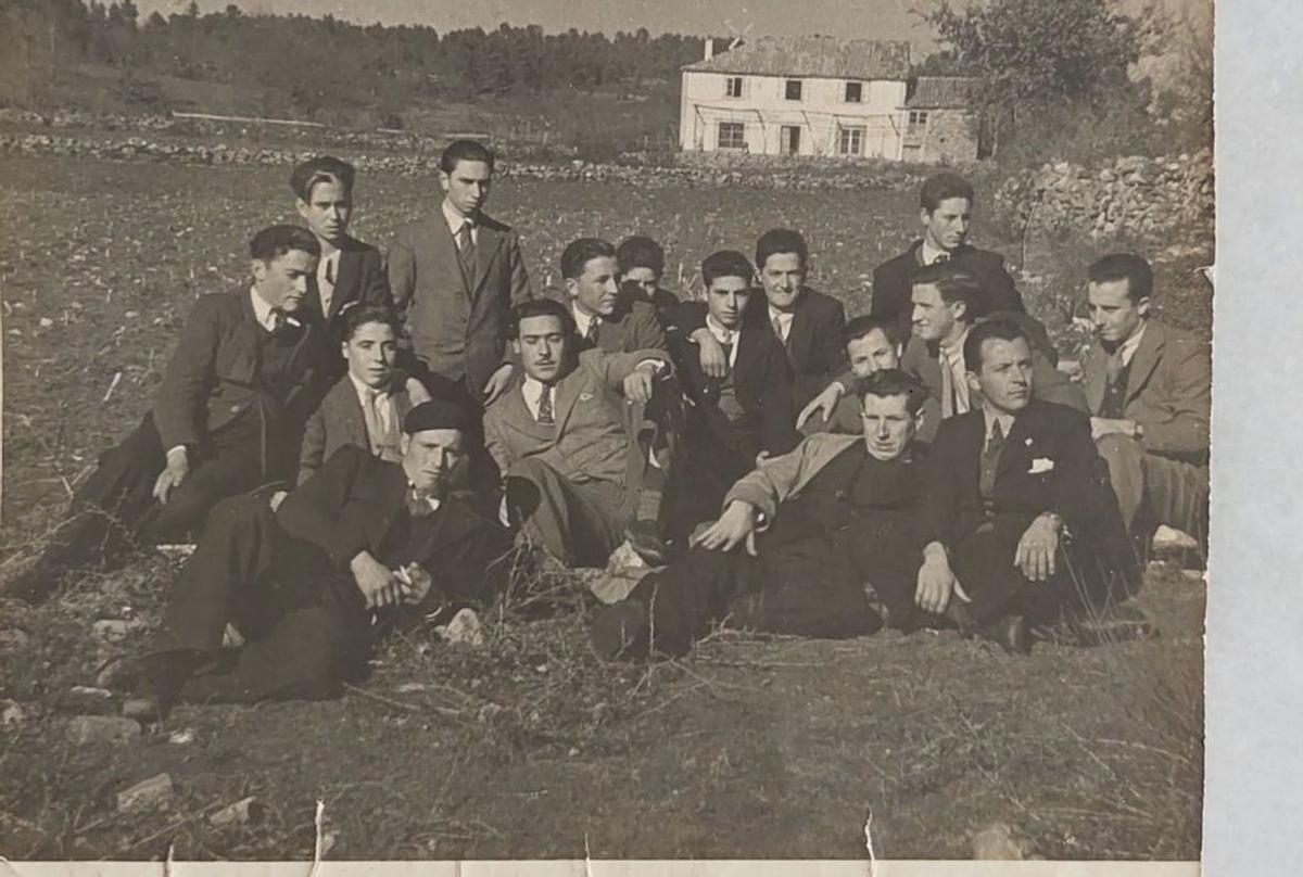 Un grupo de homes coa taberna
de Armando ao fondo. | Cedida