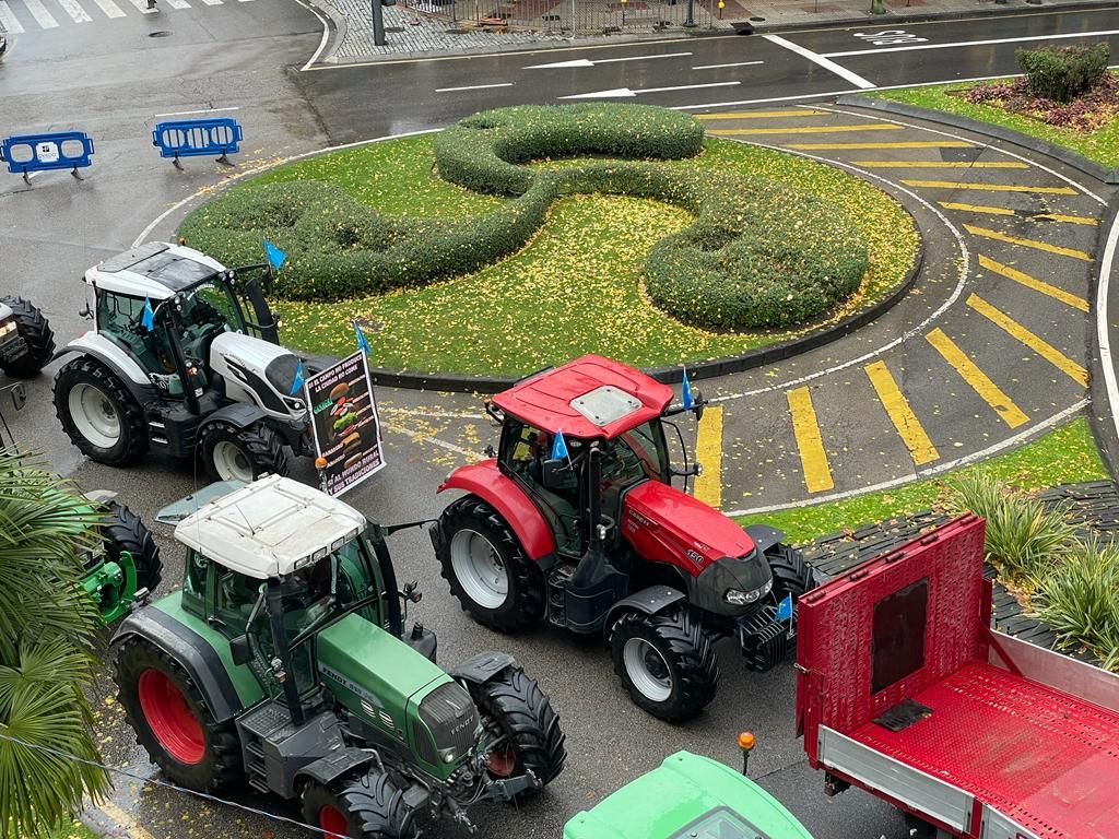 Tractorada en Oviedo de los trabajadores del campo asturiano: "No podemos más"