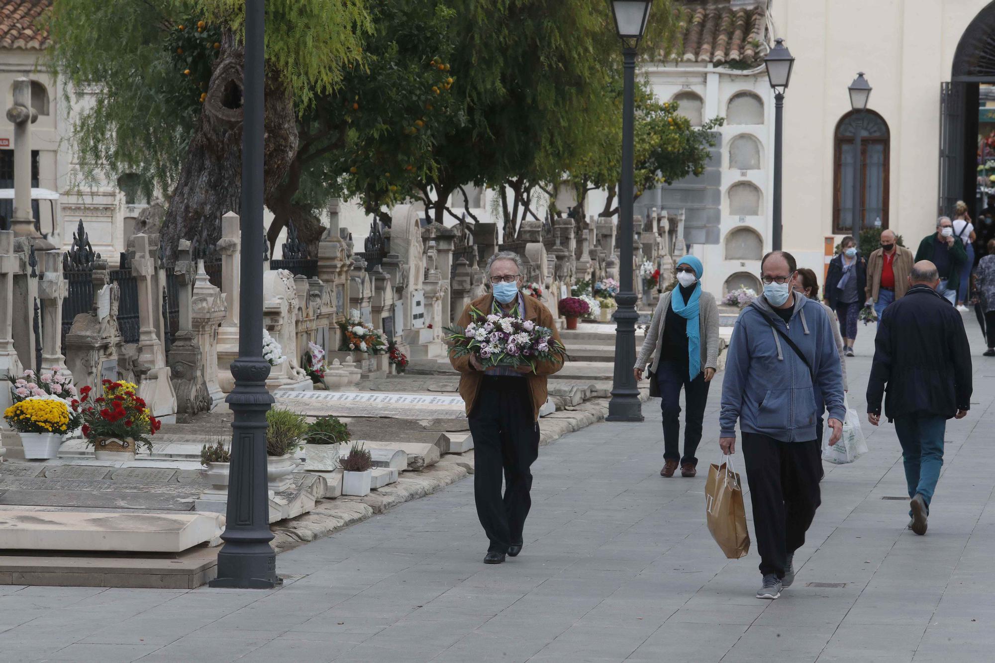 Masiva presencia en los cementerios en vísperas de Todos los Santos