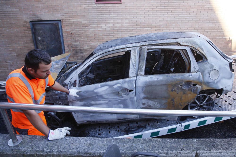 Explota i crema totalment un cotxe a Girona