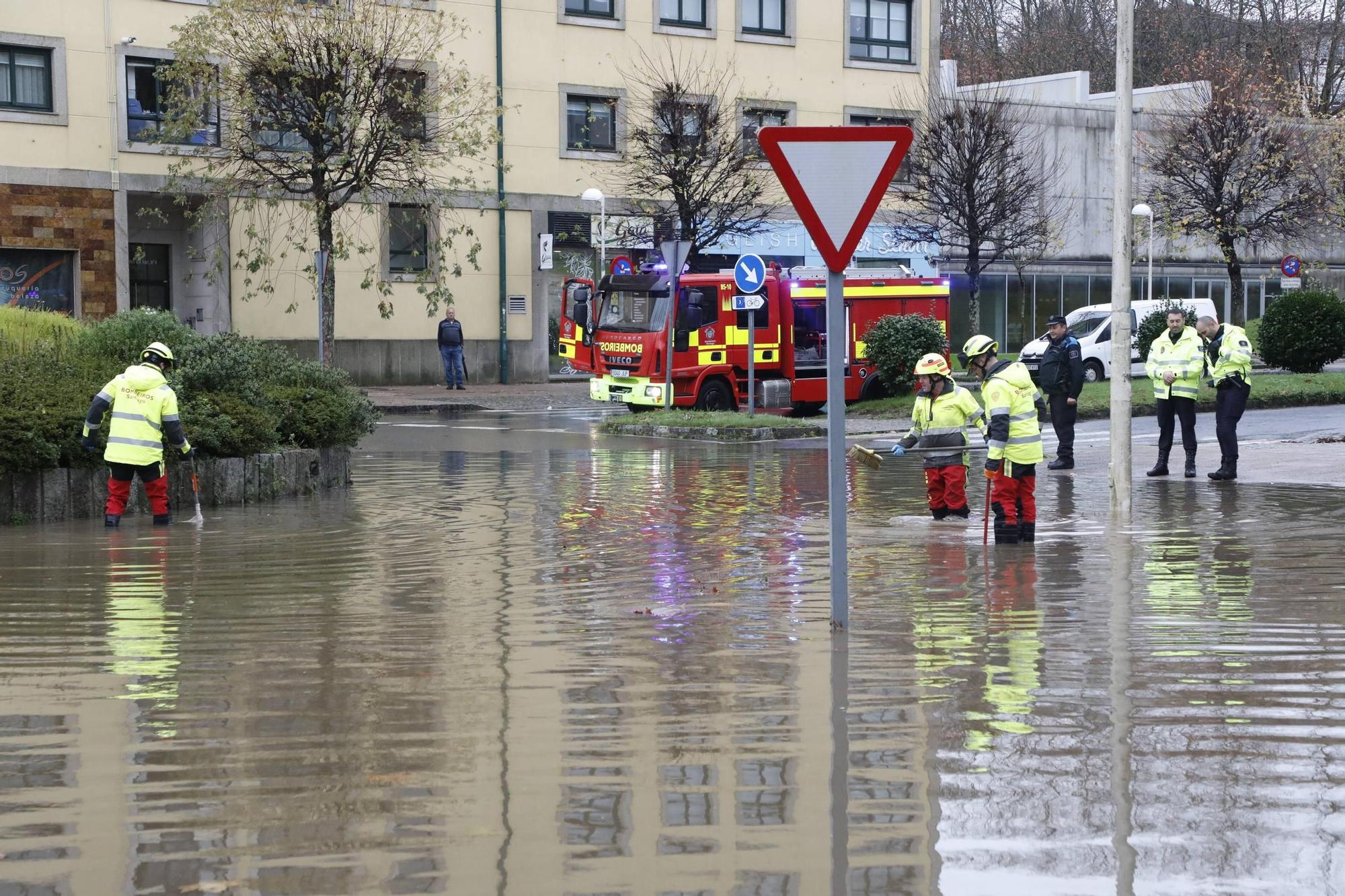 Una tromba de agua inunda de nuevo la rotonda Fontes do Sar