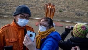 jmexposito52861603 people take pictures in front of the tokyo 2020 olympic flam200320181259