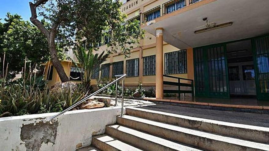 La entrada del IES Joaquín Artiles, la única del instituto de Agüimes, con escaleras, sin medios para su accesibilidad y humedades en el muro y en el edificio.