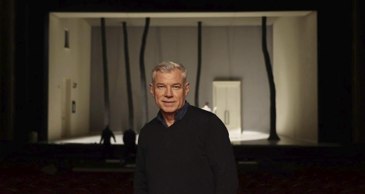 Christof Loy, en el patio de butacas del teatro Campoamor; al fondo, el escenario con el decorado de «El barberillo de Lavapiés». | MARIO CANTELI