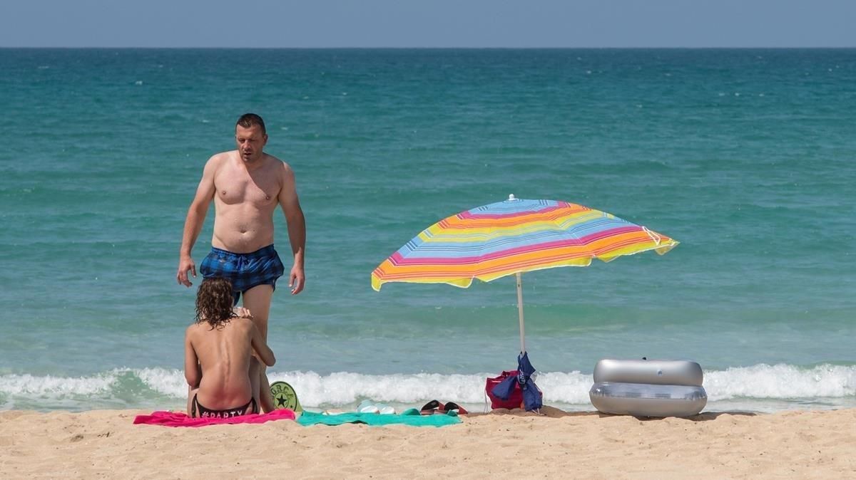 Imagen de archivo de una pareja de turistas en la playa.