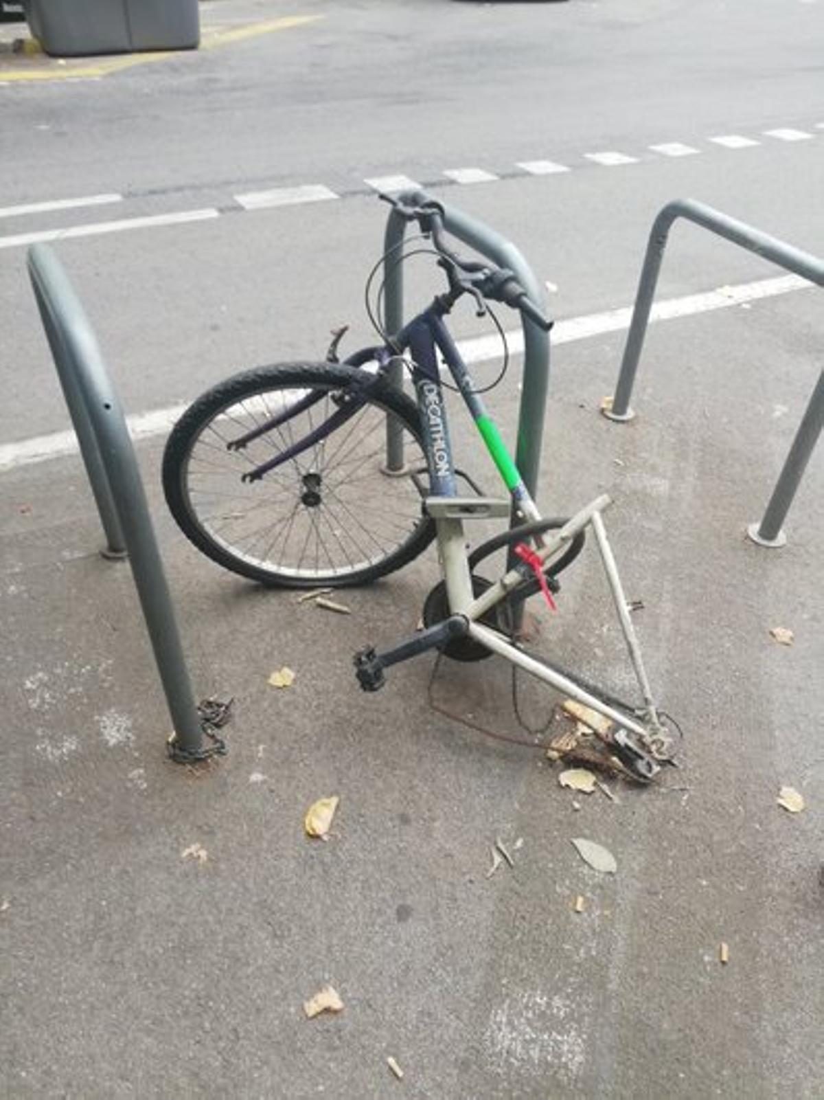 Bicicleta abandonada en el estacionamiento de bicis del chaflán (calle de Consell de Cent nº 122) con los adhesivos puestos y el precinto nº BT0015804.