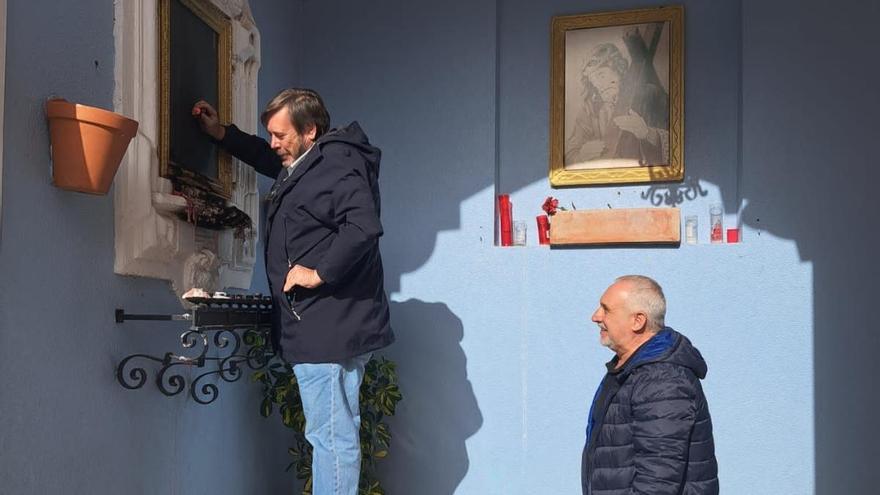 Trabajos de retirada del cuadro en el Callejón de la Soledad