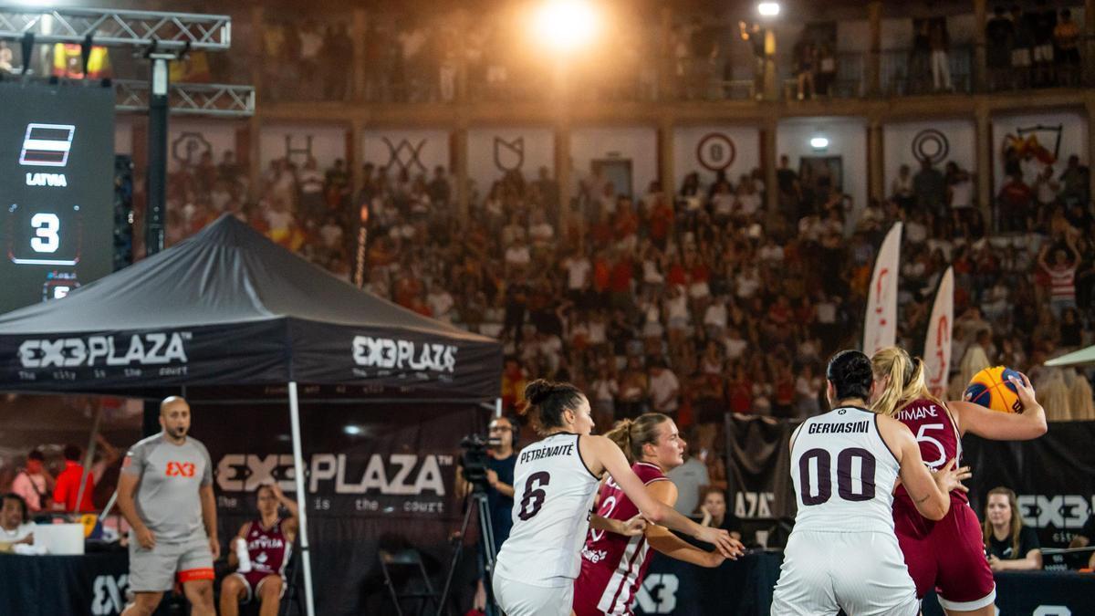 Aficionados siguen al mismo tiempo la final del torneo 3x3 y el partido España-Bélgica de cuartos de final en la Plaza de Toros de Cácees.