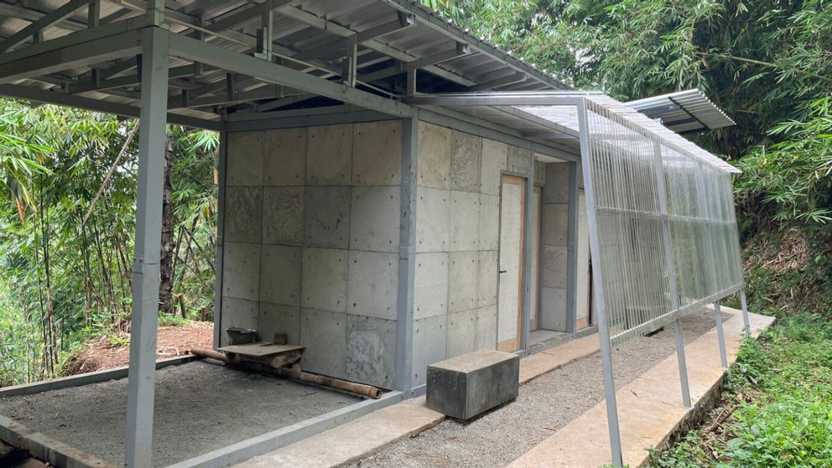 Casa construida mayormente con pañales usados y reciclados.