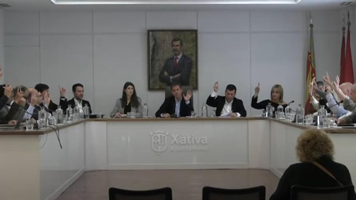 Momento de la aprobación en el pleno de la moción antifascista.