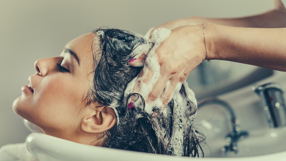 Una persona lavándose el pelo